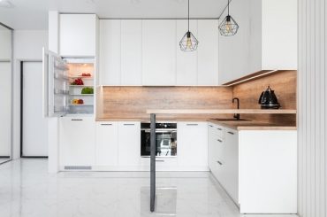 How to decorate kitchen shelves for better aesthetics