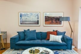 Decorating your living room using a blue sofa