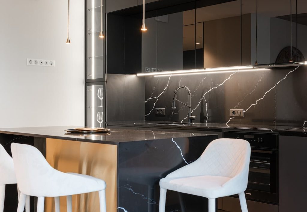 black kitchen modern